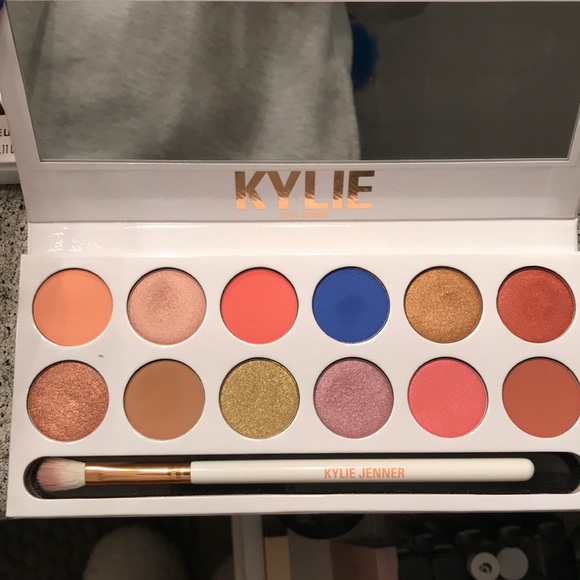 Kylie Jenner royal peach eyeshadow palette - Picture 2 of 2